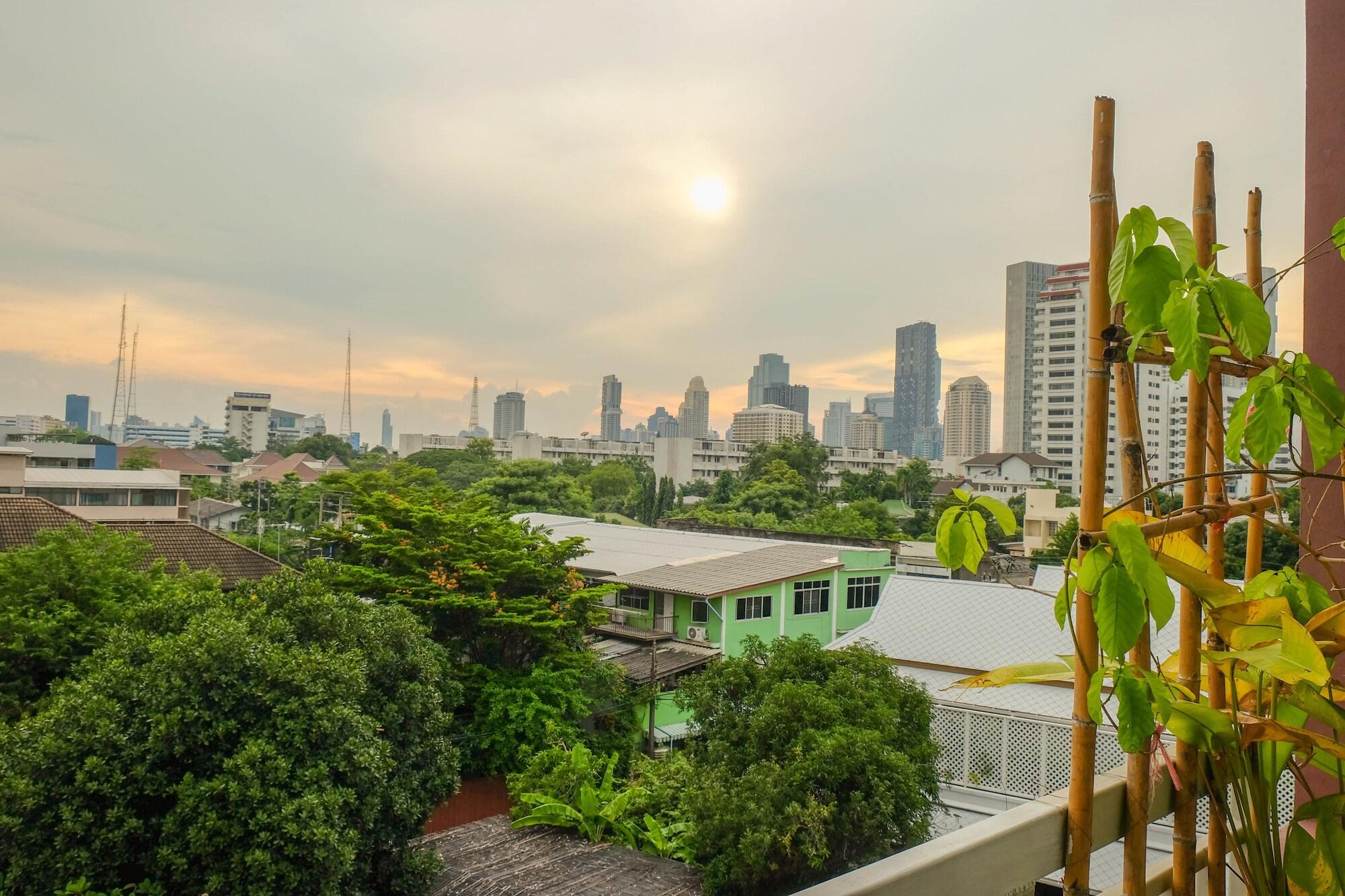 Baansabai Ramaiv Aparthotel Bangkok Exterior photo
